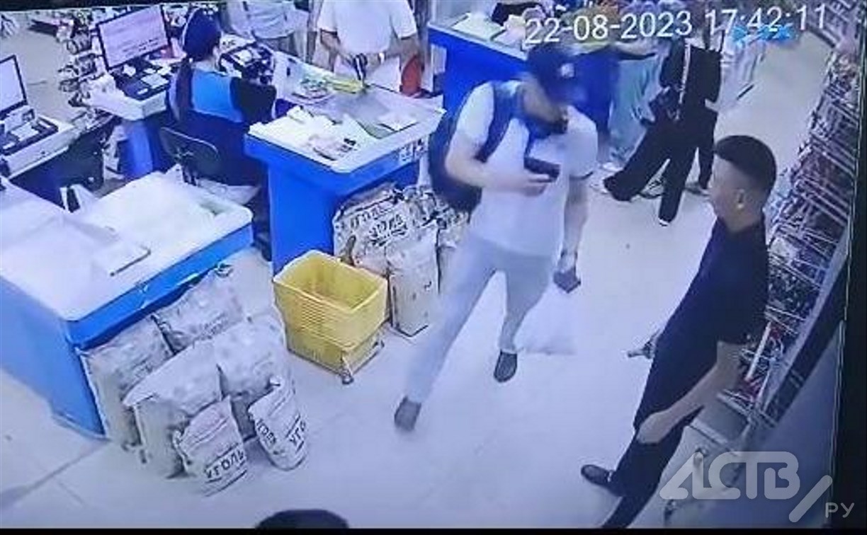 Мужчина, утащивший планшет в сахалинском магазине, с пистолетом попытался ограбить алкоточку