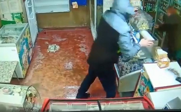 Сахалинец с газовым баллончиком напал на продавца и украл выручку магазина