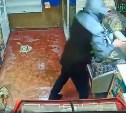 Сахалинец с газовым баллончиком напал на продавца и украл выручку магазина