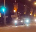  "Что они празднуют?": экстремальные ребята гоняли ночью в Южно-Сахалинске на крыше авто