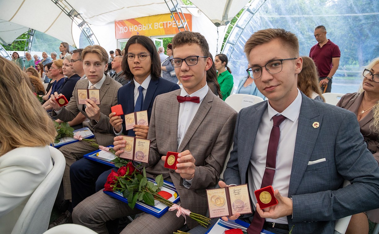 Золотыми медалистами в Южно-Сахалинске стали 78 одиннадцатиклассников
