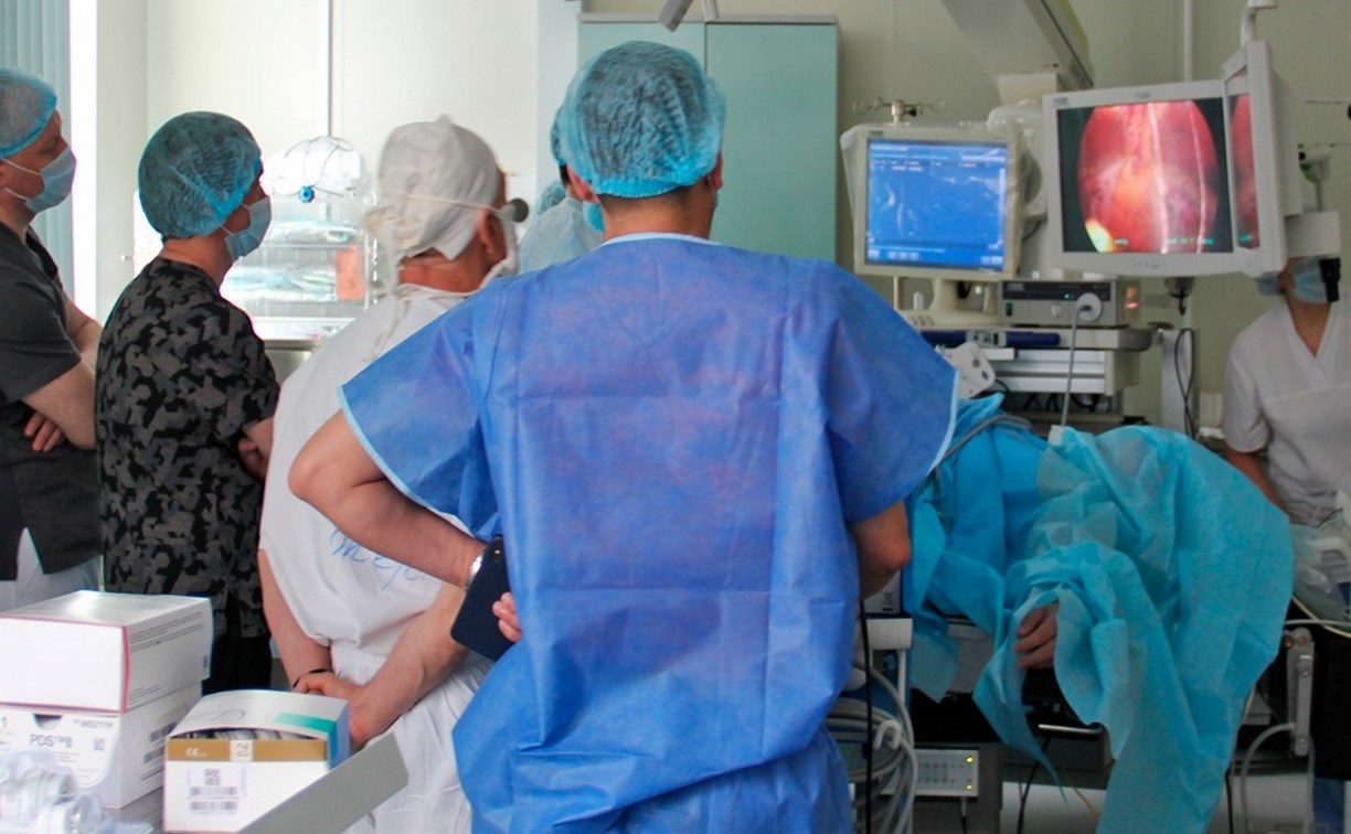 Мастер-класс по лечению грыж провел для сахалинских хирургов врач из Москвы