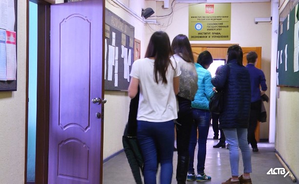 Сахалинских студентов могут перевести на дистанционное обучение