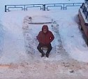 Жители Южно-Сахалинска сторожат расчищенные места для парковки, сидя во дворе на стульях