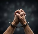  Украл телефон и обчистил банковский счет: ранее судимый сахалинец ответит за двойное преступление