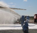 Во время учений в аэропорту Южно-Сахалинска пожарные тренировались тушить самолет