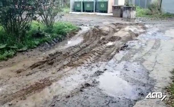 "Насыпали в лужи какой-то глины с речки": после починки двор в Долинске стал хуже, чем был