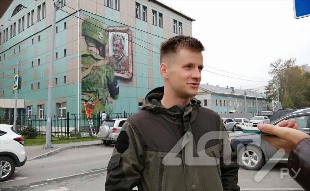 На Украину призвали сахалинского учителя истории, который организовал стрит-арт "Бабушка со знаменем"