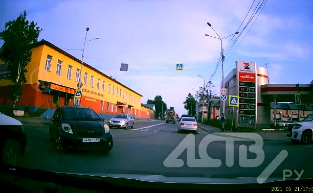 Очень опасный манёвр: молниеносная реакция автомобилиста помогла избежать ДТП в Южно-Сахалинске