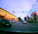 Очень опасный манёвр: молниеносная реакция автомобилиста помогла избежать ДТП в Южно-Сахалинске