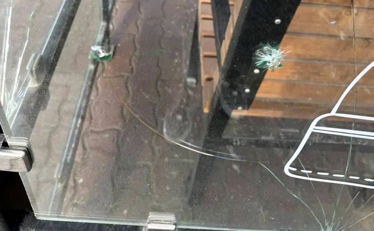 В Корсакове установлены виновные в повреждении автобусных остановок