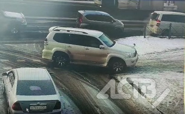 Появилось видео, где сахалинка на внедорожнике после штрафа вновь заезжает на пешеходную дорожку 