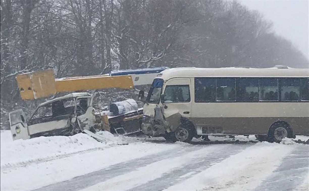 Автовышка и пассажирский автобус столкнулись в Южно-Сахалинске