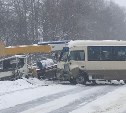 Автовышка и пассажирский автобус столкнулись в Южно-Сахалинске