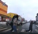 "Толпа дальтоников": южносахалинцы перешли дорогу на "красный" и попали на видео