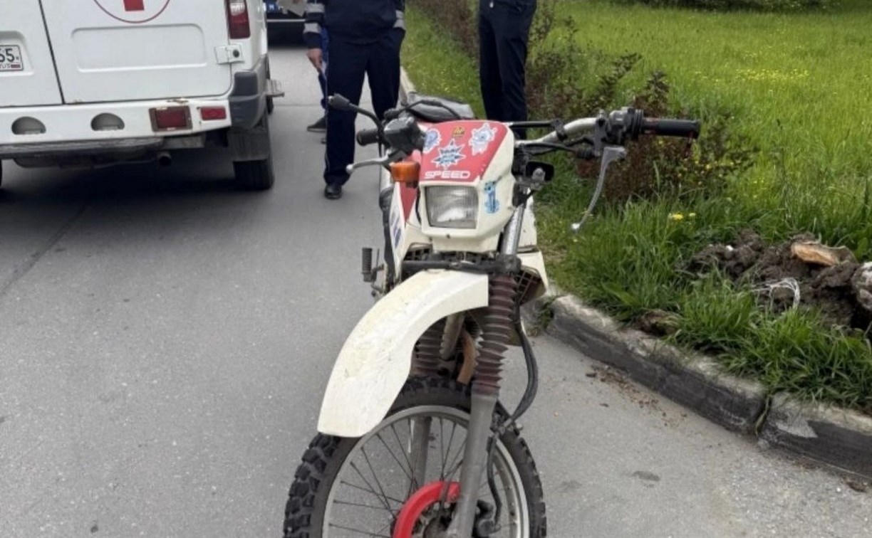 Мотоциклист нарушил ПДД и врезался во внедорожник в Южно-Сахалинске 