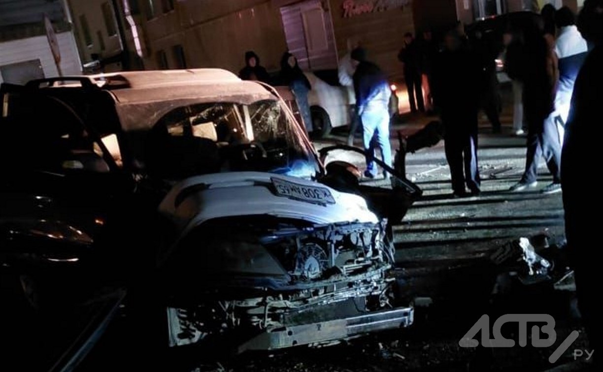 Появились фото с места серьезного ДТП в Ногликах 