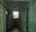Пьяная сахалинка пыталась прорваться в СИЗО на свидание и по пути избила сотрудника 