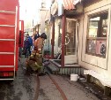 Рыбный павильон загорелся у Дома торговли в Южно-Сахалинске