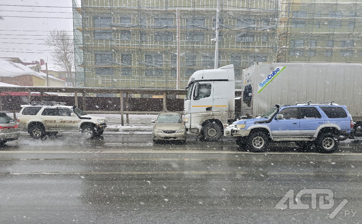Большегруз смял легковушку в Южно-Сахалинске