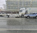 Большегруз смял легковушку в Южно-Сахалинске