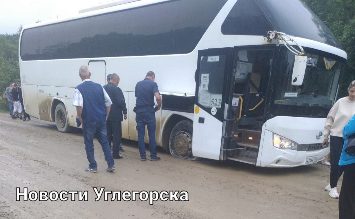 Четыре часа на замену колеса: рейсовый автобус на Сахалине с приключениями проехал 300 км