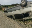 Разбитый автомобиль оставили лежать на крыше после ДТП в Южно-Курильске