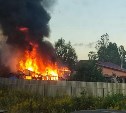 Слышны взрывы и треск: на территории частного дома в Южно-Сахалинске полыхает постройка