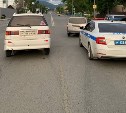 В Южно-Сахалинске столкнулись Toyota Succeed и Toyota Ipsum - розыск очевидцев