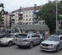 Неправильно припаркованные машины срывают график вывоза мусора в Южно-Сахалинске