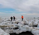 Прыгающих по прибрежному льду подростков заметили в Поронайске