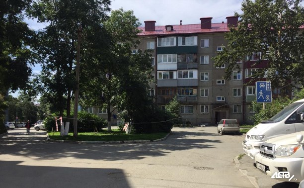 Свисающий кабель преградил выезд из  двора в  Южно-Сахалинске