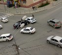 На перекрестке в Южно-Сахалинске столкнулись "ауди" и "субару"