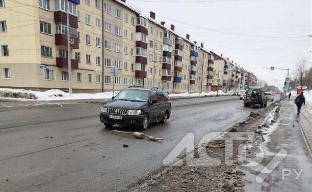 "Оторвало глушитель, сработали подушки": в Южно-Сахалинске автомобиль влетел в открытый люк