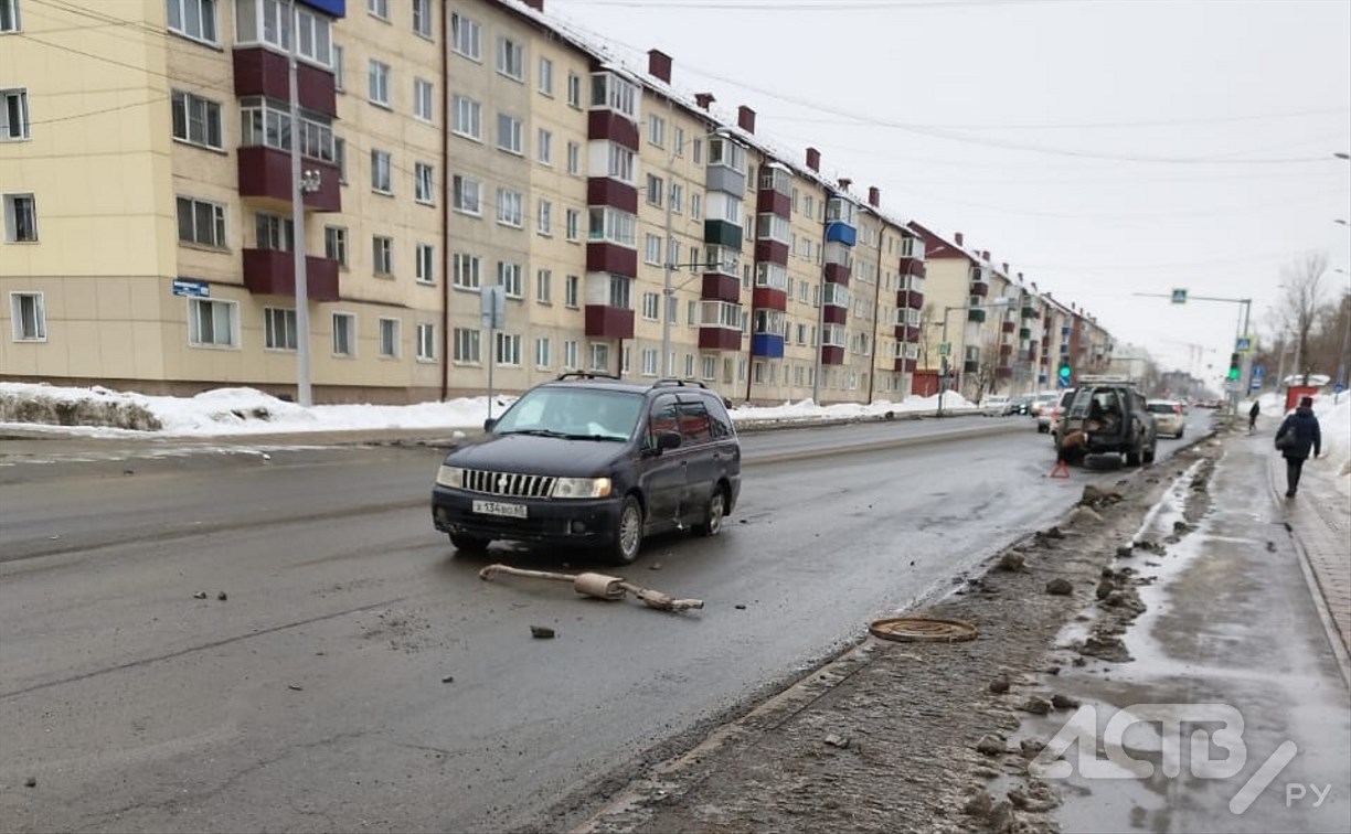 "Оторвало глушитель, сработали подушки": в Южно-Сахалинске автомобиль влетел в открытый люк 