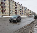 "Оторвало глушитель, сработали подушки": в Южно-Сахалинске автомобиль влетел в открытый люк 