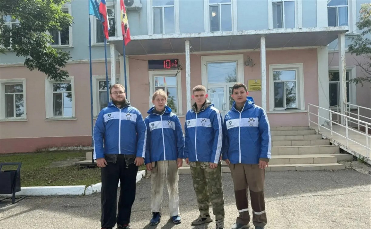 Сахалинские студотряды помогают убирать дворы и дома после циклона в Томари