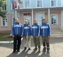Сахалинские студотряды помогают убирать дворы и дома после циклона в Томари