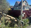 Пострадал водитель: автомобиль опрокинулся у дома в районе Троицкого