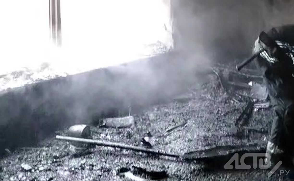 Появилось видео последствий крупного пожара в автомастерской в Южно-Сахалинске