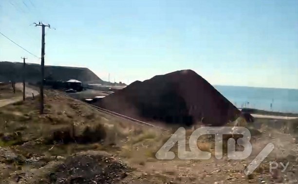 "О безопасности не слышали": на Сахалине кто-то навалил гору угля прямо на железной дороге у моря