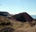 "О безопасности не слышали": на Сахалине кто-то навалил гору угля прямо на железной дороге у моря