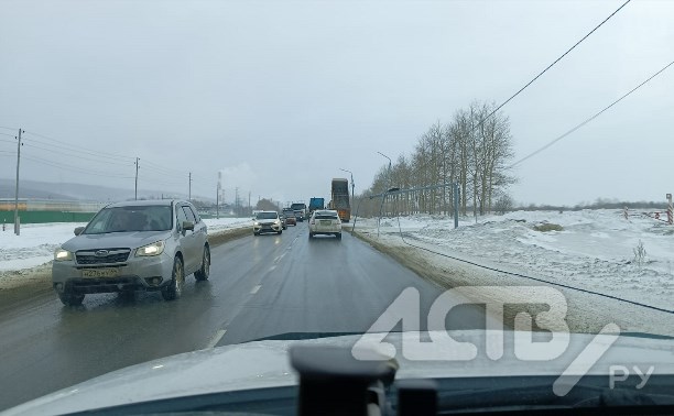 "Свалил столб, намотал провода": водитель большегруза в Южно-Сахалинске забыл опустить кузов