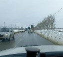 "Свалил столб, намотал провода": водитель большегруза в Южно-Сахалинске забыл опустить кузов 