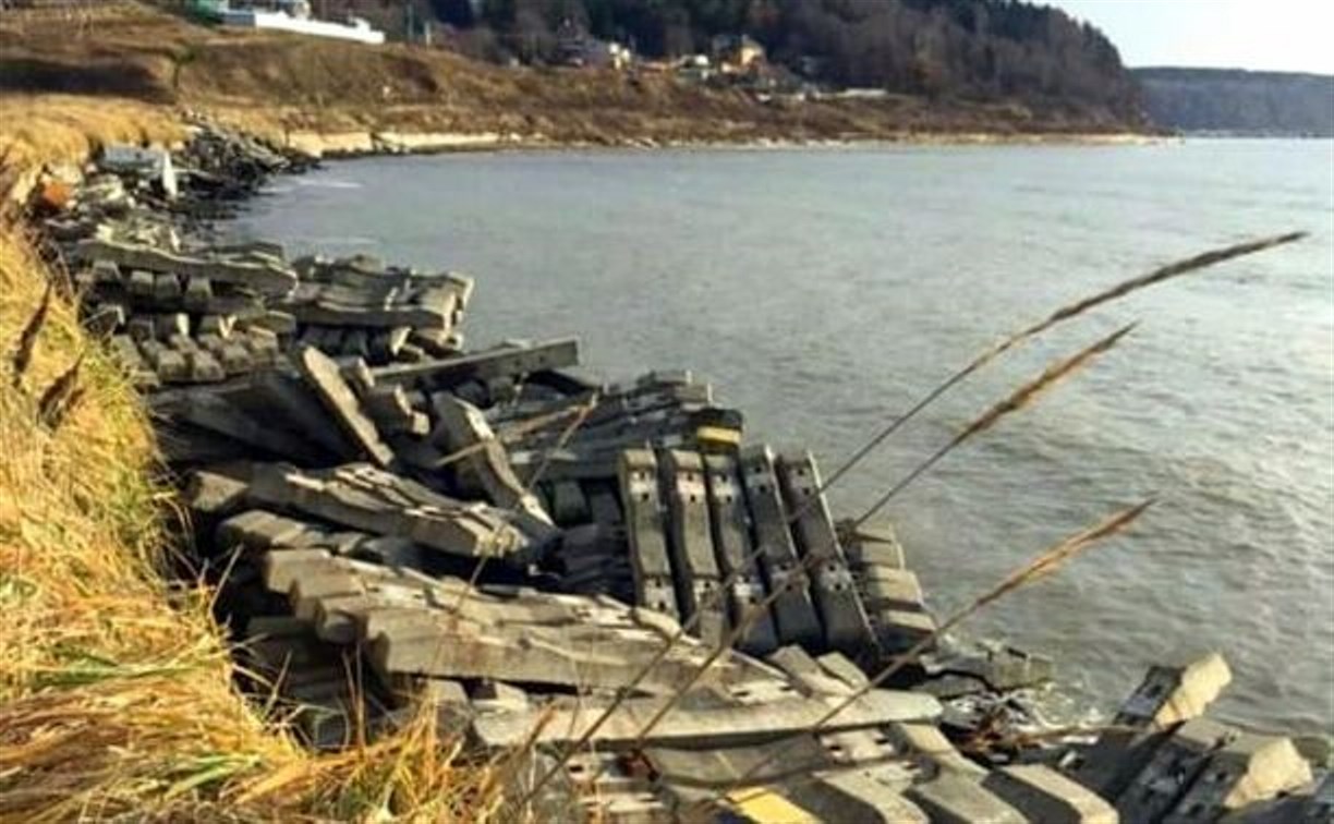 Десятки железнодорожных шпал свалили на берегу Сахалина