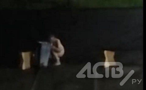 Голого мужчину заметили на улице в Долинске