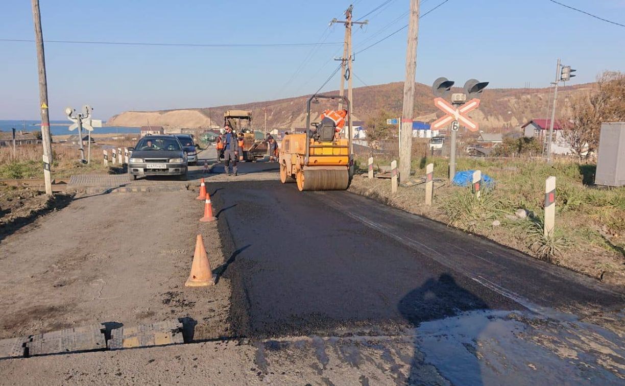 Возле ж/д переезда в Томари обновили асфальтобетонное покрытие Возле ж/д переезда в Томари обновили асфальтобетонное покрытие