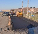 Возле ж/д переезда в Томари обновили асфальтобетонное покрытие