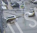"Понаставят столбов на дороге": появилось видео ДТП на площади Ленина в Южно-Сахалинске