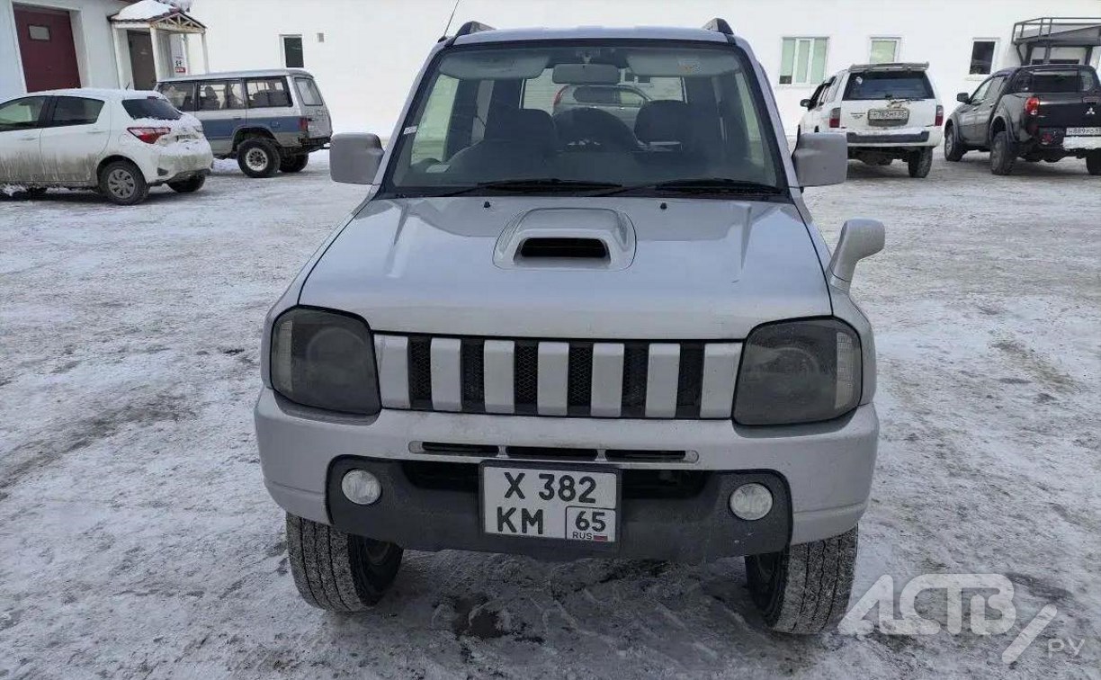 Неизвестный автомобиль столкнулся с "Сузуки Джимни" и скрылся с места ДТП в Южно-Сахалинске